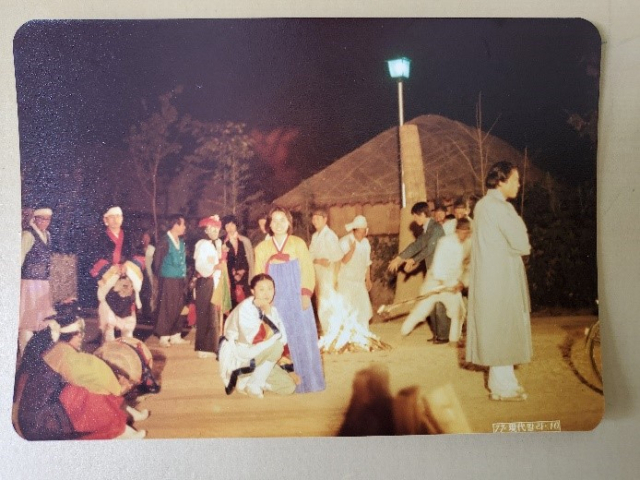 ▲영화 <봉산탈춤> 촬영 현장의 숙자와 길선 1977 한국민속촌 ⓒ김덕중