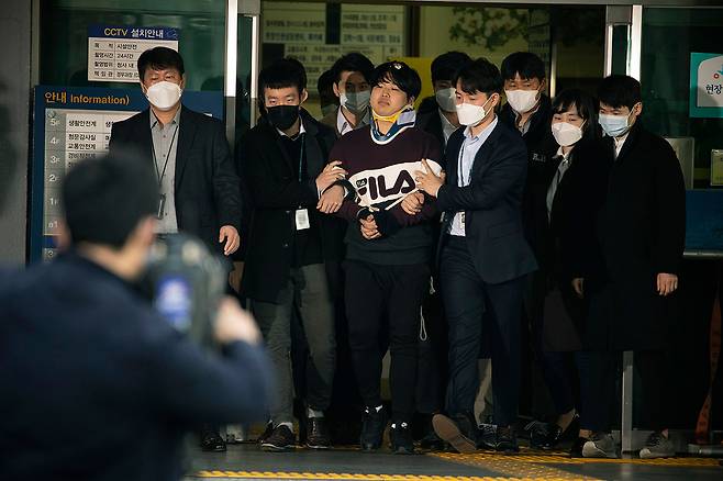 지난해 3월 성 착취물을 제작·유포한 ‘N번방’ 운영자 조주빈이 서울 종로경찰서를 나서고 있다. ⓒ시사IN 이명익