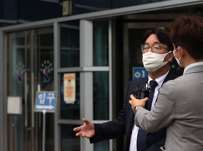 지난 27일 오후 서울 서초구 서울행정법원에서 앞에서 손 회장 측 박재우 변호사가 선고 후 취재진의 질문에 답하고 있다. /연합뉴스