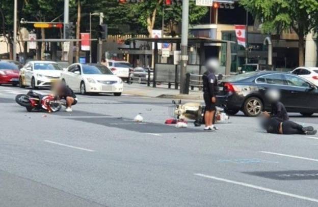 29일 선릉역 인근 도로에서 오토바이 두 대가 충돌하는 사고가 발생했다. 온라인 커뮤니티 캡처
