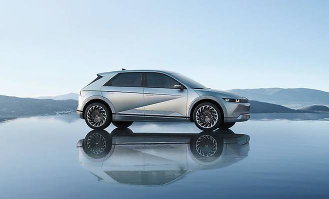 전기차에 대한 관심이 크게 늘면서 신차 구매시 전통적인 자동차(내연기관차)와 비교하는 이가 늘고 있다. 사진은 현대 아이오닉5 /사진제공=현대자동차