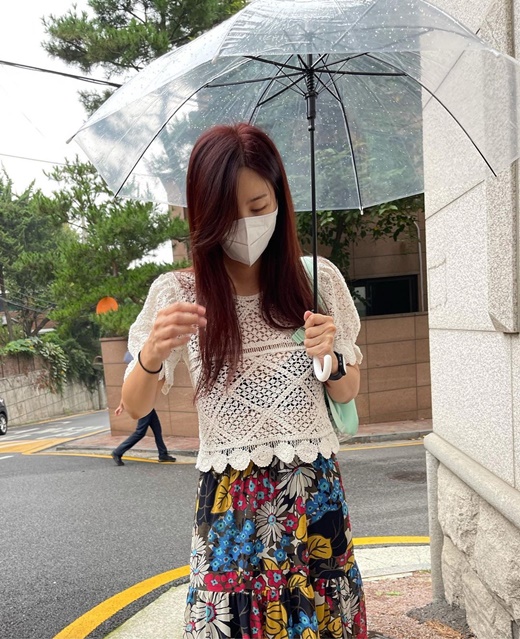 Actor Park Sol-mi, 43, unveiled a clean light-looking look on a rainy day.Park Sol-mi told his Instagram on the 31st, # Lightning # Legs What is the rainy day with my arms? Pajeon!!!!! Its a good taste to eat together.Have a good day and posted two photos.The photo shows Park Sol-mi holding a transparent Vinyl umbrella.Park Sol-mi sported an extraordinary fashion sense, wearing a white crochet knit over a colorful floral dress, adding an elegant touch of calm colour over a colorful floral pattern.The transparent Vinyl umbrella that can be purchased at a convenience store for 5,000 won gives a pure feeling without knowing why.Park Sol-mi then beamed at her face in a red heart-print umbrella Vinyl, which appeared to be her daughters.The clear and large eyes between the cloudy vinyls are admiring.Park Sol-mi has two daughters in 2013 with Actor Han Jae-suk (48) and marriage.