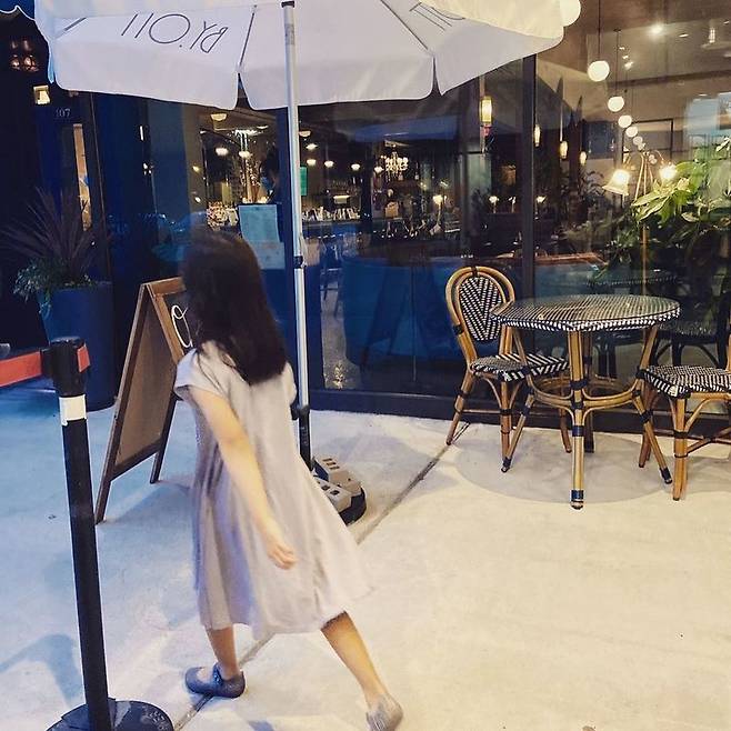 Actor Son Tae-young shares his routine in the USSon Tae-young posted a picture of himself on his personal SNS on August 30.In the photo, Son Tae-young has a tee time in a cafe with his acquaintance wearing leggings on a knee-length T-shirt and slippers.The undecorating Supernatural dress also has a remarkable proportion, and features.Son Tae-young, along with the photo, revealed a shrug of comfortable attire by adding, I came out so comfortable in the neighborhood.