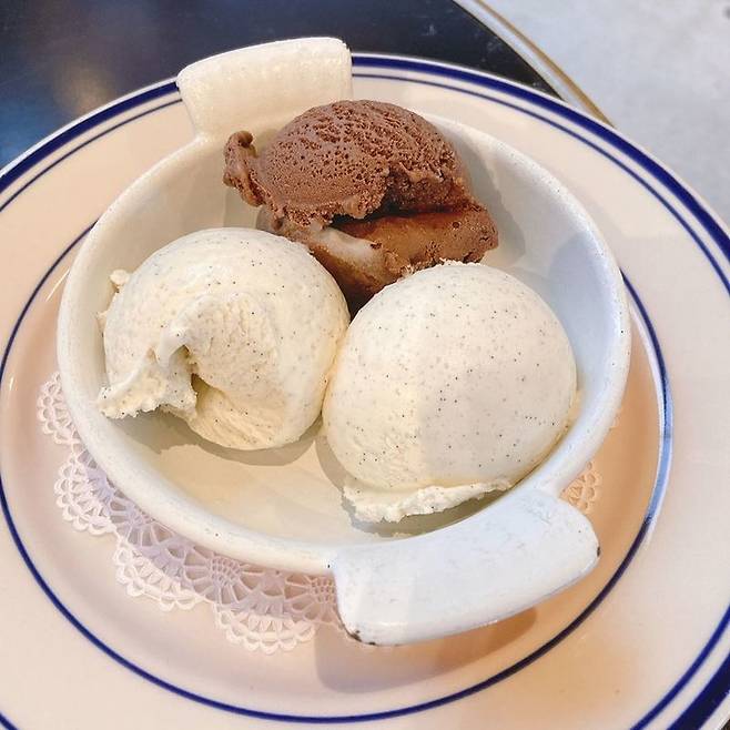 Actor Son Tae-young shares his routine in the USSon Tae-young posted a picture of himself on his personal SNS on August 30.In the photo, Son Tae-young has a tee time in a cafe with his acquaintance wearing leggings on a knee-length T-shirt and slippers.The undecorating Supernatural dress also has a remarkable proportion, and features.Son Tae-young, along with the photo, revealed a shrug of comfortable attire by adding, I came out so comfortable in the neighborhood.
