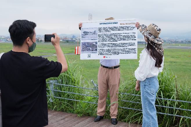 4.3유적지 시민지킴이단 안내판 퍼포먼스. 제주다크투어 제공