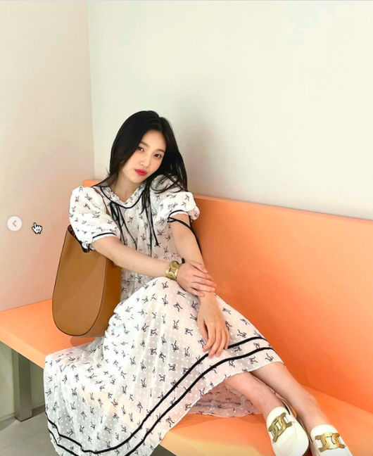 Group Red Velvet Joy flaunted glamorous beautiful looksJoy posted a photo on her SNS on the 31st of the month with a wonderful charm.In the posted photo, Joy showed off her cute charm in a white one piece and white shoes. Joy added cuteness with a cute look.Joys cute pose catches the eye - another photo showed a more cute look and a charming smile.Joy recently admitted to the singer Crush and said, I hope you will support me.