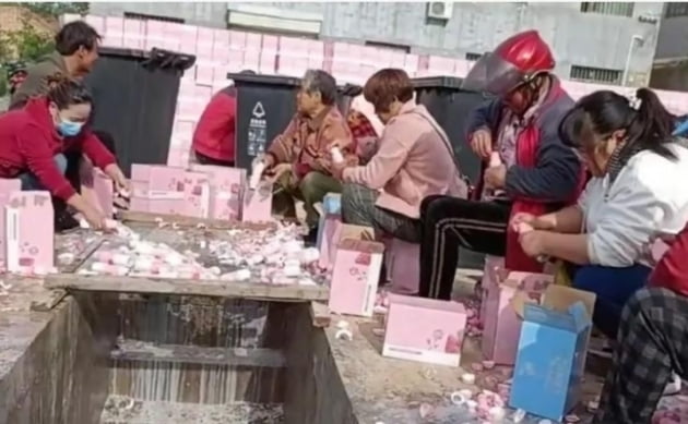 지난 5월 중국에서 아이돌 투표를 하기 위해 우유 뚜껑에 있는 QR코드 챙기고 우유를 버리고 있는 모습