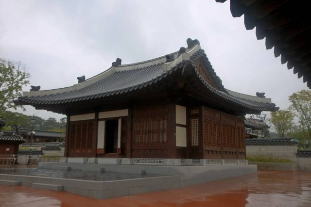 세종이 업무를 보던 편전. 세종은 이곳에서 121일간 머물며 심신을 돌보고 훈민정흠을 반포하기 위한 마무리 작업을 했다.