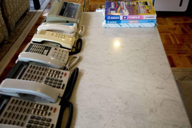 청남대 본관 1층 집무 공간에는 여러 대의 전화와 전화번호부가 놓여 있다. 본관 내부에 비치된 모든 비품들은 청남대를 충북에 이관하던 2003년도 당시 그대로 유지되고 있다.