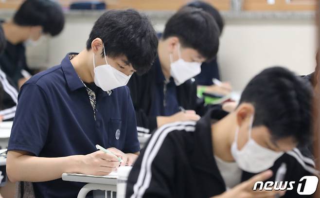 1일 오전 경기도 화성시 동탄고등학교에서 3학년 학생들이 2021년 9월 전국연합학력평가 답안지를 작성하고 있다. 2021.9.1/뉴스1 © News1 김영운 기자
