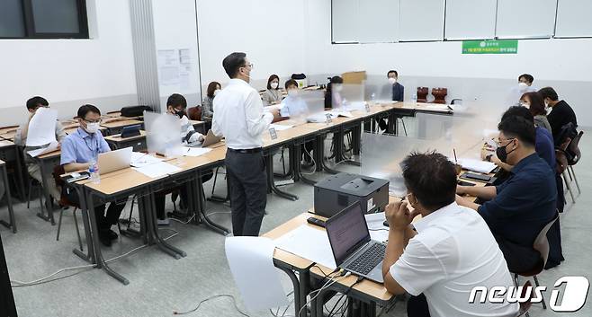 한국교육과정평가원 수능모의고사가 실시된 1일 서울 마포구 신촌로 종로학원 강북본원에서 강사들이 상황실에 모여 문제성향을 분석하고 있다. 2021.9.1/뉴스1 © News1 박정호 기자