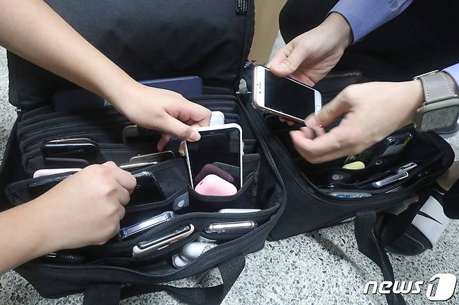 2022학년도 대학수학능력시험 9월 모의평가가 실시된 1일 오전 대구혜화여고 3학년 진학지도실에서 교사들이 수거한 휴대전화와 전자기기 등을 보관함에 넣어 정리하고 있다. 수능을 앞두고 마지막으로 치러지는 이번 모의평가는 한국교육과정평가원 주관으로 전국 2138개 고등학교와 431개 지정학원에서 동시에 실시된다. 2021.9.1/뉴스1 © News1 공정식 기자