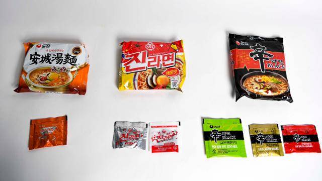 안성탕면(왼쪽 첫번째)은 분말수프와 건더기수프를 하나의 수프봉지에 넣는다. 원조 라면과 유사한 형태다. 최근에는 진라면(가운데)처럼 분말과 건더기 수프 두개를 넣는 제품이 대부분이지만, 신라면 블랙(오른쪽 첫번째)과 같이 3개 이상의 수프가 있는 라면도 출시됐다. 사진 속 제품들은 오른쪽으로 갈수록 가격이 비싸다. 한지은 인턴기자