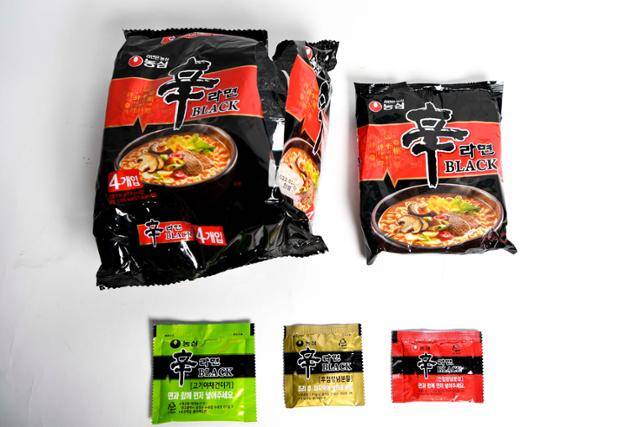묶음포장 비닐까지 합하면 신라면 블랙 하나를 먹는데 나오는 비닐쓰레기는 5종류나 된다. 한지은 인턴기자
