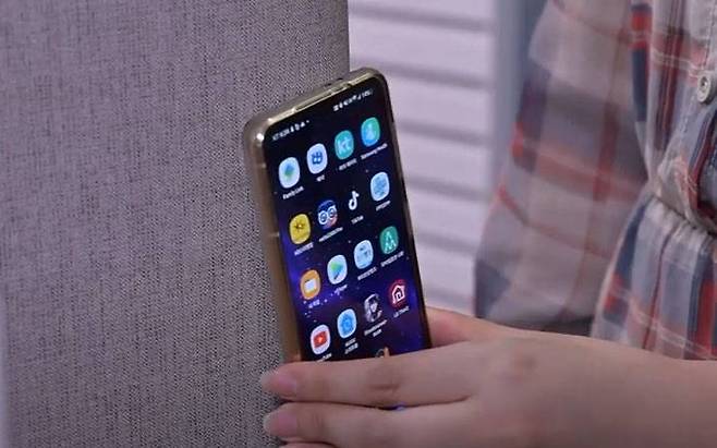 NFC 태그를 통해 모바일 기기를 등록하고 화면 미러링이 가능