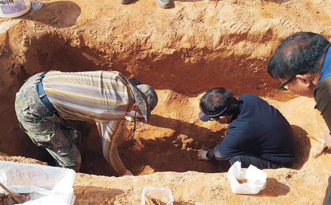 천주교 전주교구 연구팀이 바우배기 묘소에서 유해발굴 작업을 하고 있다.