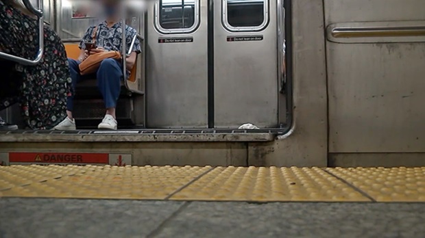 지난달 30일, 뉴욕 맨해튼 첼시 28번가에 도착한 열차 안에서 여대생 한 명이 황급히 뛰쳐나왔다. 그 뒤로 건장한 체격의 남성 한 명이 여대생을 따라 내렸다.