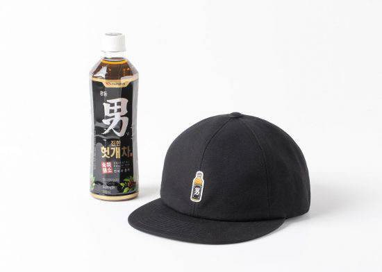 ‘골든베어x광동제약 헛개차’ 컬래버레이션 ‘트러커 캡’. 코오롱Fnc 제공