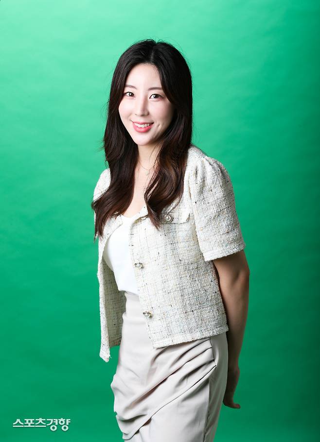 울릉도 출신 걸그룹 가수 은유리가 10일 스포츠경향과 인터뷰에 앞서 포즈를 취하고 있다. 2021.08.10/정지윤 선임기자