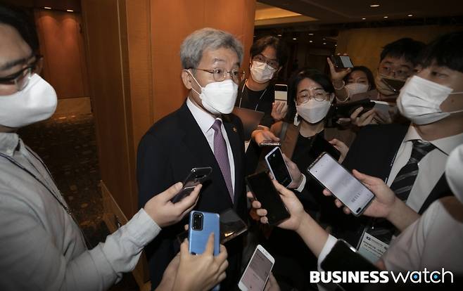 언론미디어의 질문 세례 받는 고승범 금융위원장/사진=이명근 기자 qwe123@