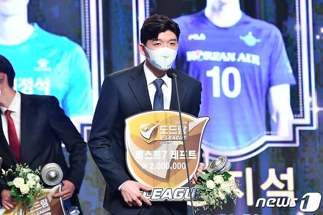 정지석(대한항공)이 19일 그랜드 하얏트 서울 호텔에서 열린 2020-21 도드람 V리그 시상식에서 베스트7 수상 소감을 밝히고 있다. (한국배구연맹 제공) 2021.4.19/뉴스1