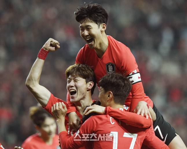 축구대표팀 공격수 황의조(왼쪽)와 손흥민(가운데). 스포츠서울DB