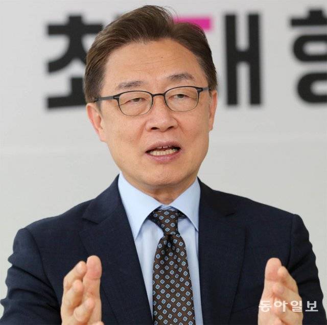 국민의힘 대선 주자인 최재형 전 감사원장이 지난달 31일 자신의 서울 여의도 캠프 사무실에서 
동아일보와 인터뷰를 하고 있다. 최 전 원장은 문재인 정부에 대해 “명백히 잘못된 행위에 면죄부를 줄 수는 없다”고 강조했다. 
안철민 기자 acm08@donga.com