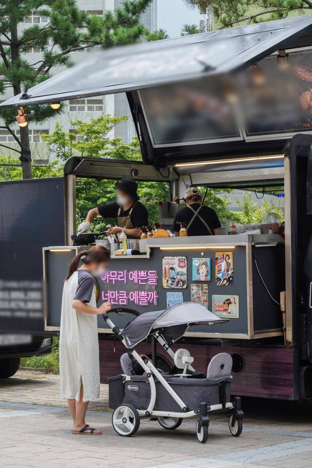 지난달 26일 경기 인천의 한 아파트 단지에서 주민들이 푸드트럭 음식을 포장해 가고 있다.