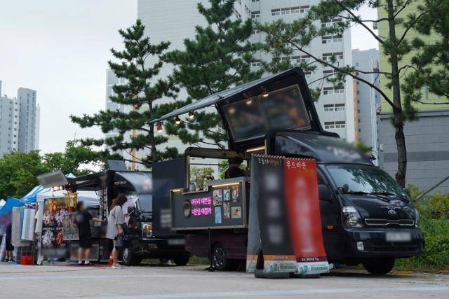 지난달 26일 경기 인천의 한 아파트 단지에서 푸드트럭 2대가 음식을 판매하고 있다.