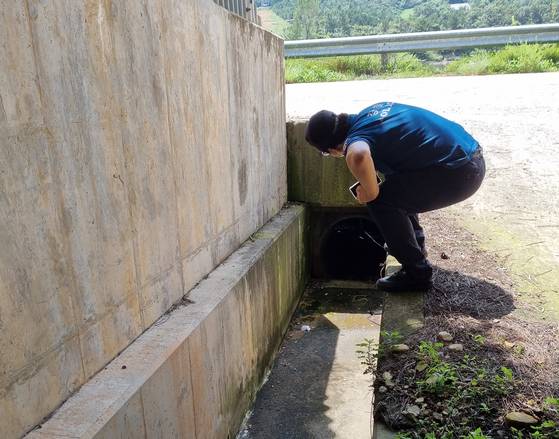 지난달 30일 전남 영암 일대에서 경찰관들이 실종된 30대 여성을 수색하고 있다. 이 여성은 지난 1일 해남군 영암호 해암교 상류에서 시신으로 발견됐다. 경찰은 2일 무안의 한 숙박업송서 이 여성을 살해하고 시신을 유기한 혐의로 구속된 옛 직장 동료 60대 남성을 검찰에 송치했다. 연합뉴스