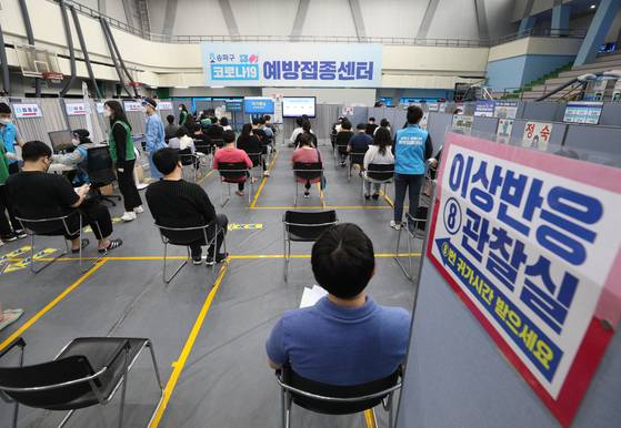 2일 서울 송파구 체육문화회관에 마련된 예방접종센터에서 시민들이 신종 코로나바이러스 감염증(코로나19) 백신 접종 후 대기하며 이상반응을 관찰하고 있다. 뉴스1