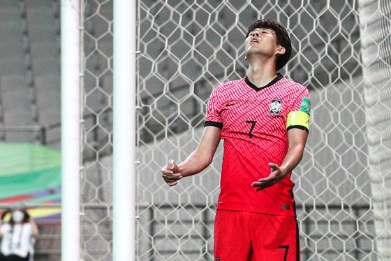 2일 오후 서울 마포구 상암동 서울월드컵경기장에 열린 2022 국제축구연맹(FIFA) 카타르 월드컵 아시아지역 최종예선 A조 대한민국과 이라크의 경기 후반전, 경기가 답답하게 흐르자 대한민국 손흥민이 탄식하고 있다. 뉴스1