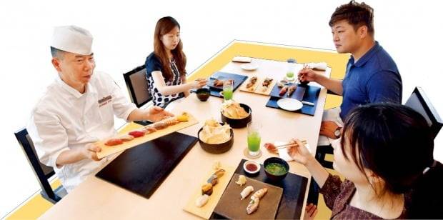 서울 웨스틴조선호텔 일식당 ‘스시조’에선 스시 본고장 일본에 버금가는 스시를 맛볼 수 있다. 한석원 스시조 주방장(맨 왼쪽)은 “최상의 밥알과 식재료를 위해 매 순간 고민한다”고 말했다. 김영우 기자