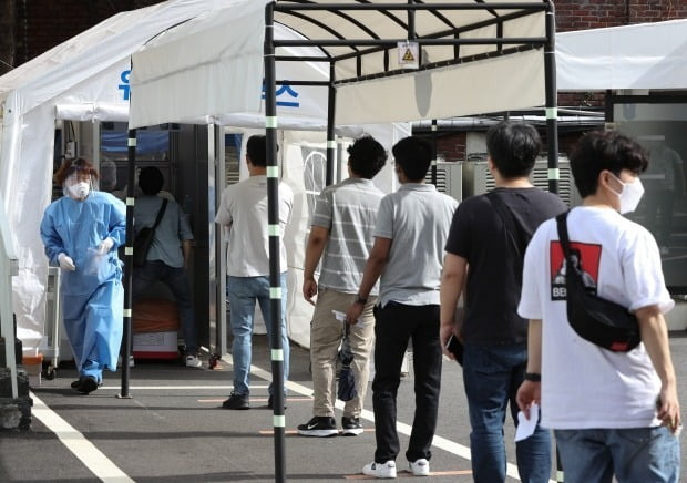 2일 오전 서울 중구 국립중앙의료원 내 선별진료소에서 시민들이 검사를 받기 위해 줄을 서고 있다. /사진=뉴스1