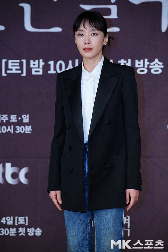 JTBC tenth anniversary special project No Longer Human production presentation was held online on the afternoon of the 2nd.Actor Jeon Do-yeon has photo time