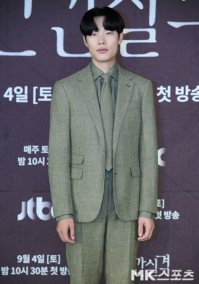 JTBC tenth anniversary special project No Longer Human production presentation was held online on the afternoon of the 2nd.Actor Ryu Jun-yeol has photo time.