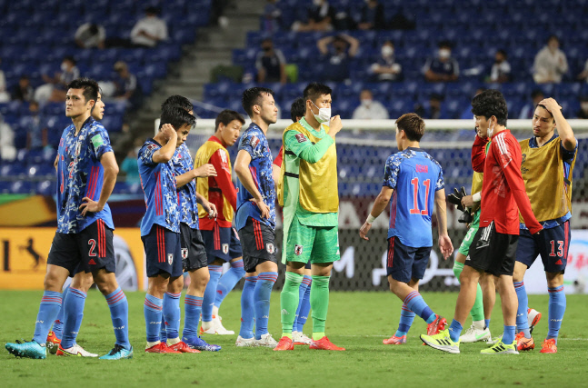 일본 대표팀이 2일 오만전 패배 후 아쉬워하고 있다. 오사카 | AFP연합뉴스