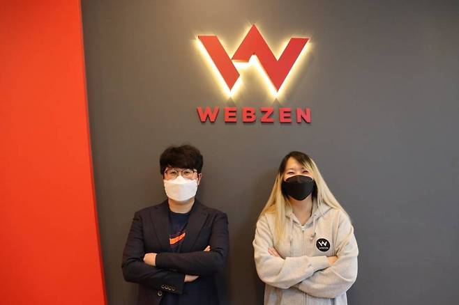 사진 왼쪽부터 웹젠 김우석 팀장, 최선혜 파트장(PM)
