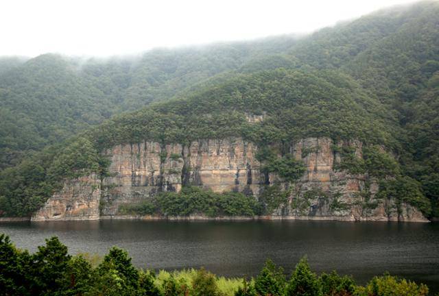 노루목적벽은 화순적벽에서 최고 절경으로 꼽힌다. 코로나19로 셔틀버스를 운행하지 않아 현재는 볼 수 없다. ⓒ박준규