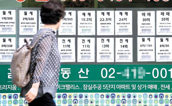 지난 8월 기준 서울 아파트 중위 전셋값은 6억2648만원으로 1년 전 보다 33% 올랐다. 사진은 2일 서울의 한 공인중개사 사무소에 붙은 시세표. [뉴시스]