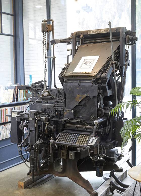 1886년 뉴욕 트리뷴 신문사에서 사용된 영문용 자동 주조기 ‘라이노타이프’. 타자기를 두드려 활자를 주조한다.