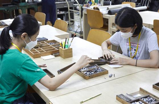 두 사람도 문선대에서 골라온 활자와 종이에 적은 문장을 비교하며 신중하게 조판 작업에 돌입했다.