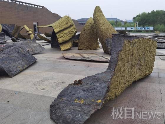 바닥에 내려진 동상 조각만 수십 개에 이르고 투구의 뿔 한 쪽 크기만 사람의 키를 넘길 정도다. [웨이보 캡쳐]