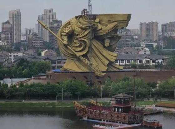 후베이(湖北)성 징저우(荊州)시에 위치한 세계 최대 관우 청동 조각상의 철거 작업이 1일 시작됐다. [펑파이 신문 캡쳐]
