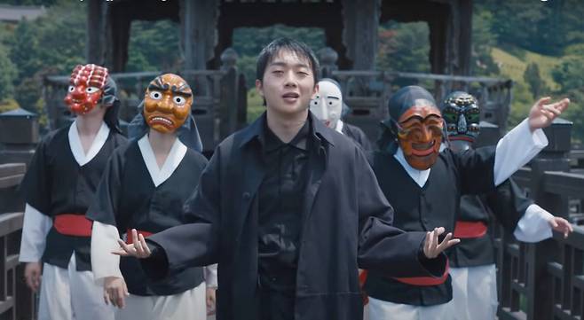 힙합 래퍼가 안동 하회탈 춤군 무리들을 이끌고 있다.[‘Feel the Rhythm of Korea’ 시즌2]