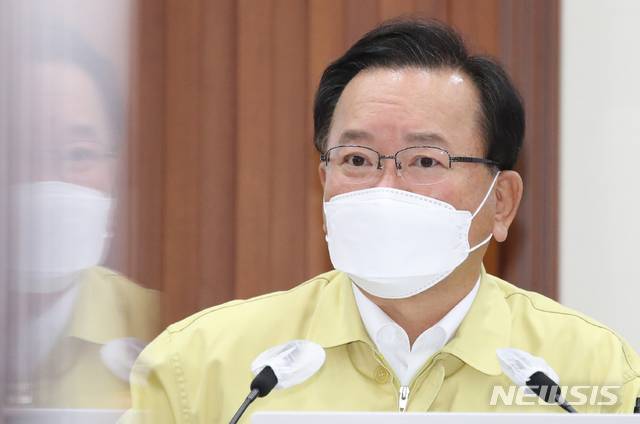 [서울=뉴시스]김명원 기자 = 김부겸 국무총리가 21일 오전 서울 종로구 정부서울청사에서 열린 코로나19 대응 중앙재난안전대책본부(중대본) 회의에 참석해 발언하고 있다.  2021.05.21. kmx1105@newsis.com