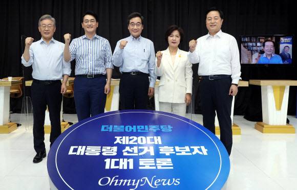 더불어민주당 대선 경선 후보들이 지난 1일 서울 금천구 가산디지털단지의 한 스튜디오에서 열린 6차 합동토론회에 앞서 기념촬영을 하고 있다. 뉴스1