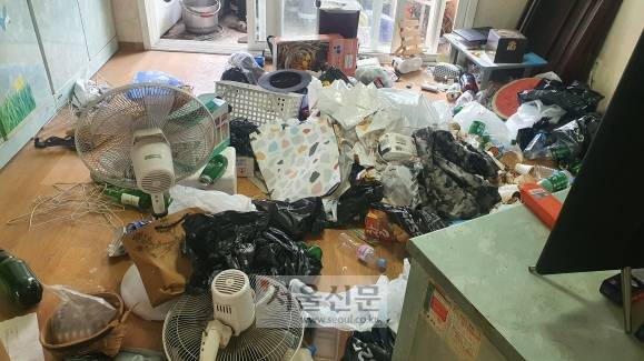 서울시 양천구 A씨의 집이 쓰레기로 뒤덮힌 모습.손지민 기자 sjm@seoul.co.kr