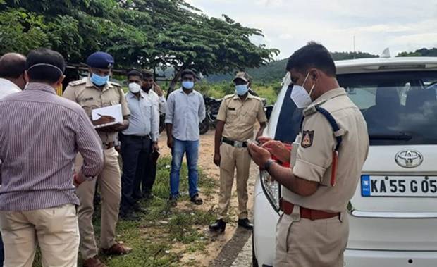 지난달 말 인도 카르나타카주에서 발생한 30세 여성 강간살해사건을 조사 중인 인도 경찰.