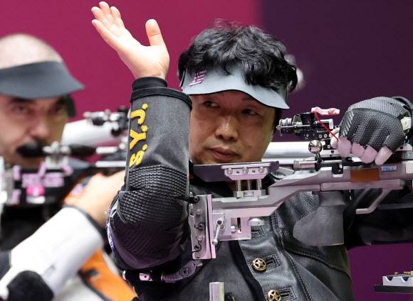[패럴림픽]손흔드는 심영집 - 3일 오후 일본 사이타마현 아사카 사격장에서 열린 2020 도쿄 패럴림픽 사격 R7 남자 50m 소총 3자세(SH1) 결선에서 동메달을 획득한 대한민국 심영집이 손을 흔들고 있다.   2021.9.3 연합뉴스